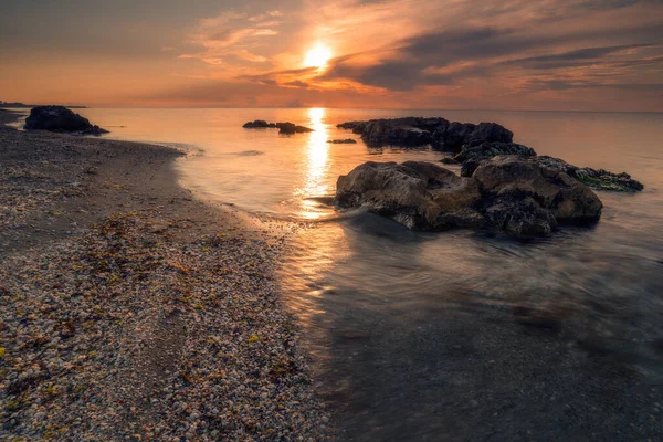 Langzeitbelichtungsaufnahme Die Beweglichen Wellen Einem Strand Der Nähe Einiger Felsen — Stockfoto