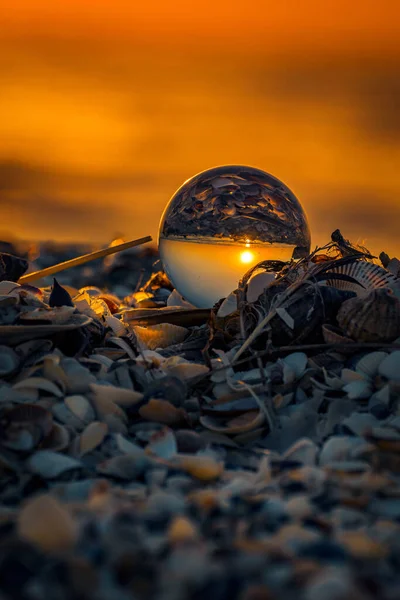 Konzeptaufnahme Mit Einer Glaslinsenkugel Die Den Sonnenaufgang Auf Dem Kopf — Stockfoto