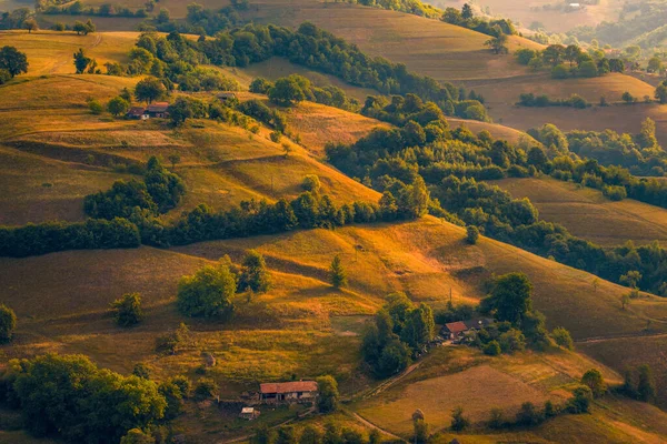 Landhäuser Goldenen Licht Des Morgens Auf Einem Hügel Einer Wunderschönen — Stockfoto