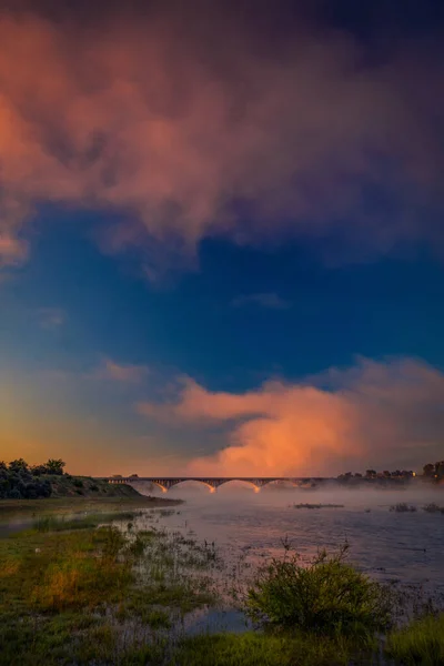 Dramatische Wolken Über Einer Straßenbrücke Über Einem Fluss Einem Sommermorgen — Stockfoto