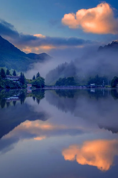 Foggy Morning Lake Mountains Some Houses Shore Dramatic Clouds Beautiful — Stock Photo, Image