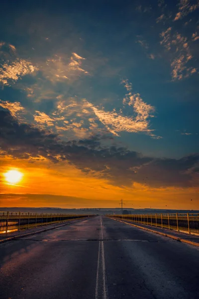 Metallisk Väg Bro Över Flod Vid Soluppgången Mot Blå Himmel — Stockfoto