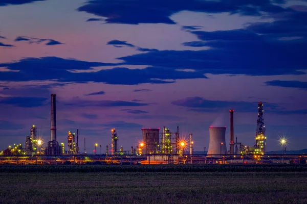 Rafineria Ropy Naftowej Produkująca Paliwo Pobliżu Pola Uprawnego Zmierzchu Chmurami — Zdjęcie stockowe