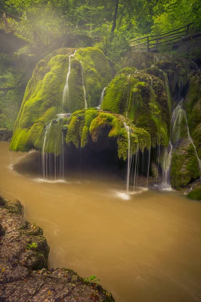 Bela Cachoeira Uma Paisagem Cênica Com Grande Penhasco Coberto Musgo — Fotografia de Stock