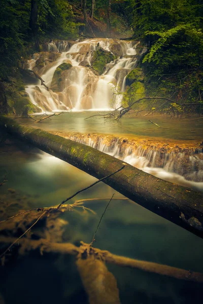 Bela Cachoeira Vapor Fluindo Escadas Profundas Uma Floresta Montanhosa Com — Fotografia de Stock