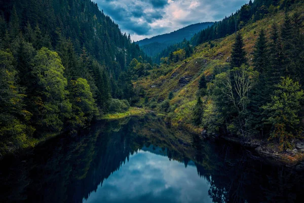 Belo Lago Localizado Fundo Das Montanhas Rodeado Por Uma Floresta — Fotografia de Stock