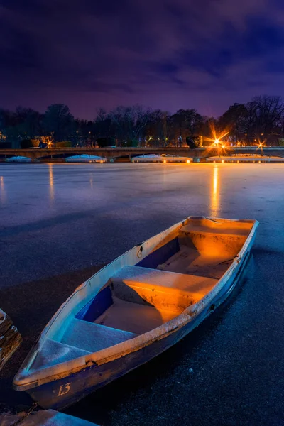 Zugefrorener See Mit Einem Boot Winter Aufgenommen Der Nacht Einem — Stockfoto