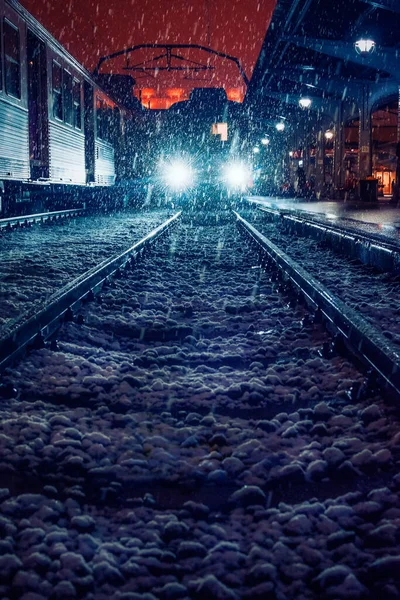 布加勒斯特北铁路车站 一列漂亮的火车在深夜被暴风雪吹倒在火车前 — 图库照片