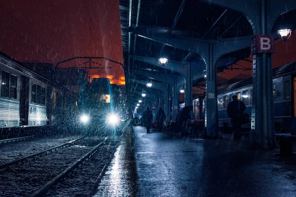 Человеческие Силуэты Неузнаваемы Темноте Железнодорожной Станции Платформе Время Снежной Бури — стоковое фото