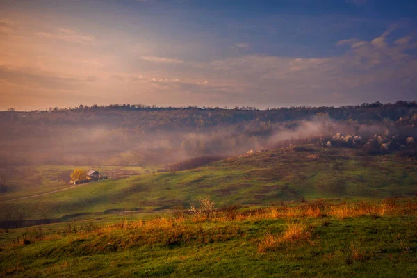 Schöne Morgenlandschaft Dorf Mit Einem Abgelegenen Haus Hintergrund Und Etwas — Stockfoto
