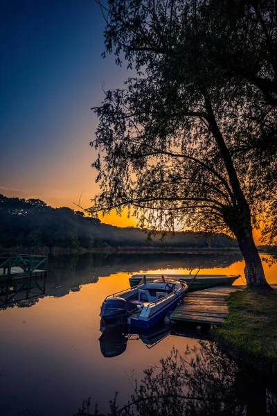 Barcos Pesca Lago Perto Salgueiro Pontão Pôr Sol Contra Céu — Fotografia de Stock