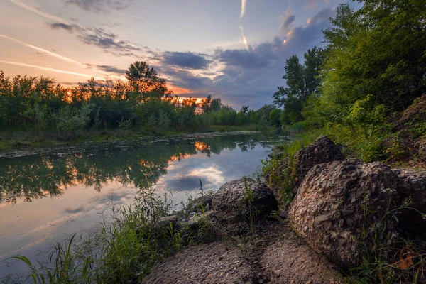 Vibrant Sunset Scene Pond Surrounded Trees Rocks Foreground — Stock Photo, Image