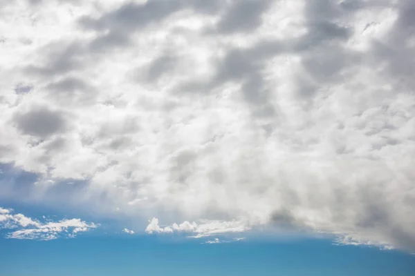 Güneş Işınları Bulut Tabakası Ile Mavi Gökyüzünde Parlayan — Stok fotoğraf