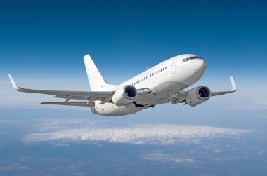 Uçuş yüksek düzeyde bulutların üzerinde gökyüzünde uçan yolcu uçak