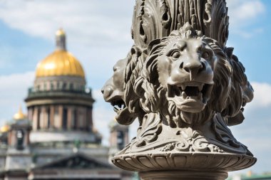 Kutup, Saint-Petersburg, Rusya Federasyonu aslan heykeli ön planda yak²n St. Isaac's Cathedral
