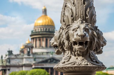 Kutup, Saint-Petersburg, Rusya Federasyonu aslan heykeli ön planda yak²n St. Isaac's Cathedral