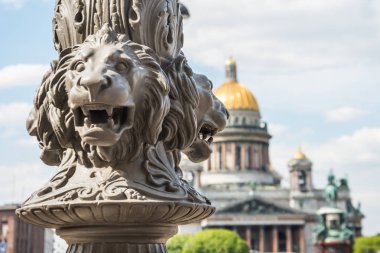 Kutup, Saint-Petersburg, Rusya Federasyonu aslan heykeli ön planda yak²n St. Isaac's Cathedral