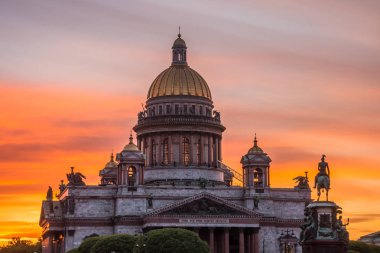 Meydanda akşam St. Peterburg parlak turuncu günbatımı gökyüzü üzerinde Saint Isaac's Cathedral