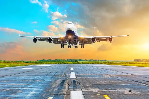 Vliegtuigen Met Vier Motoren Vliegen Aankomst Landing Een Landingsbaan Avond — Stockfoto
