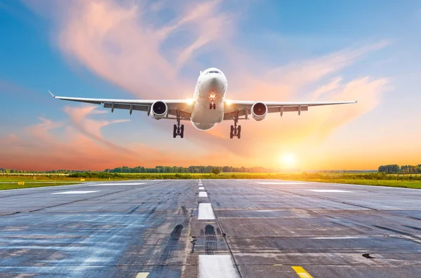 Flugzeug Beim Landeanflug Auf Eine Landebahn Abend Bei Strahlend Rotem — Stockfoto