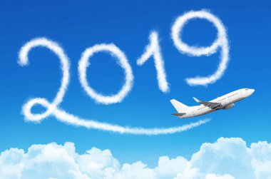Mutlu yeni yıl 2019 kavramı. Uçak buharı contrail gökyüzünde çizerek