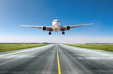 Uçuş, iyi bir hava Berrak gökyüzü günde bir piste iniş sonra kalkış uçan uçak uçak
