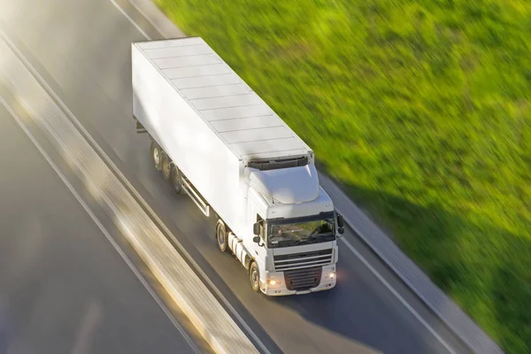Duża Ciężarówka Przyczepą Autostradzie Przy Prędkości Który Porusza Się Asfalcie — Zdjęcie stockowe