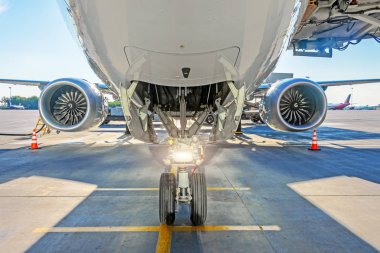 Açık kasa, gövde ve kanatları ile motor görünümünü