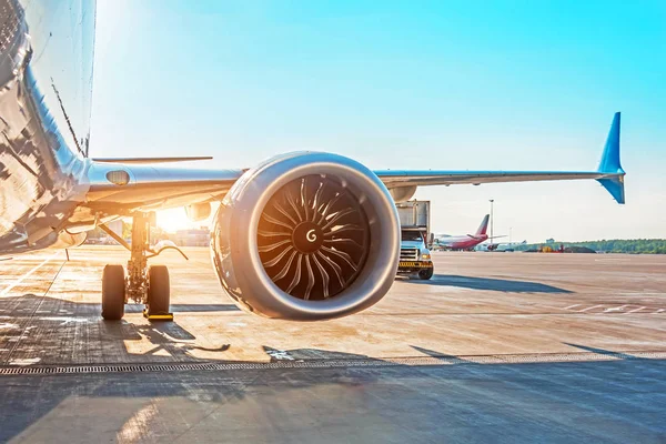 Avião Está Estacionado Aeroporto Antes Partida Vista Asa Motor Engrenagem — Fotografia de Stock