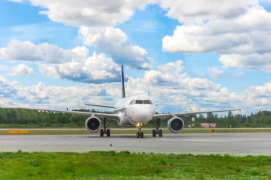 Uçak havaalanında, pitoresk bir gökyüzü bulutlar zemin karşı direksiyon yolda