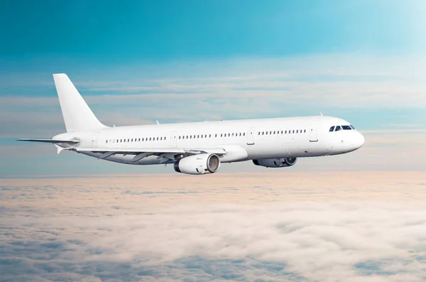 白い飛行機が飛ぶ高さ 雲青い空上空でフライト レベル高 — ストック写真