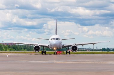 Uçak havaalanında, pitoresk bir gökyüzü bulutlar zemin karşı direksiyon yolda