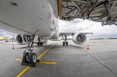 Ön dişli yolcu uçaklarının iniş closeup yüksek detaylı görünümü