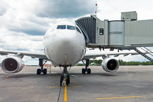 Commercial Passenger Airplane Parking Airport Nose Forward Gangway Front View — Stock Photo, Image