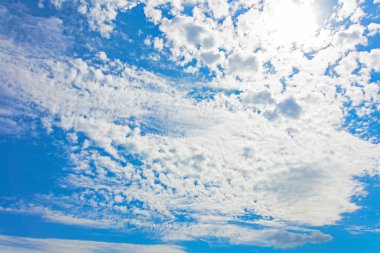 altocumulus bulutlar güneşli gün ile cennet