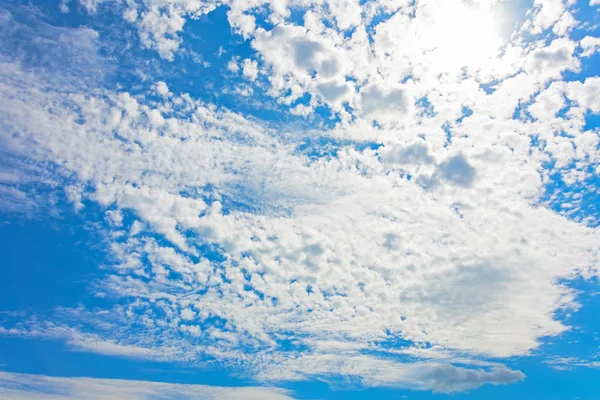 高積雲雲が晴れた日で Cloudscape — ストック写真