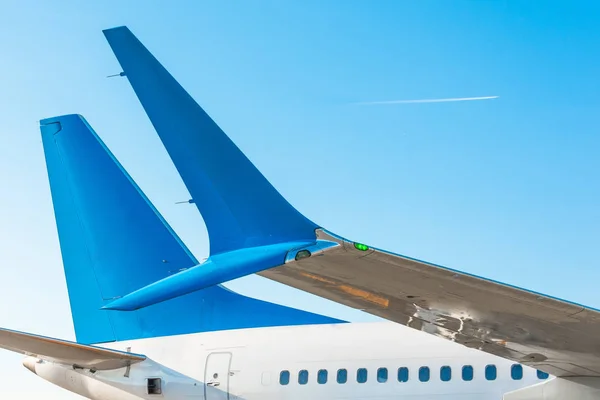 翼飞机尾部和机身机翼与飞机在飞行水平上的蓝天 — 图库照片