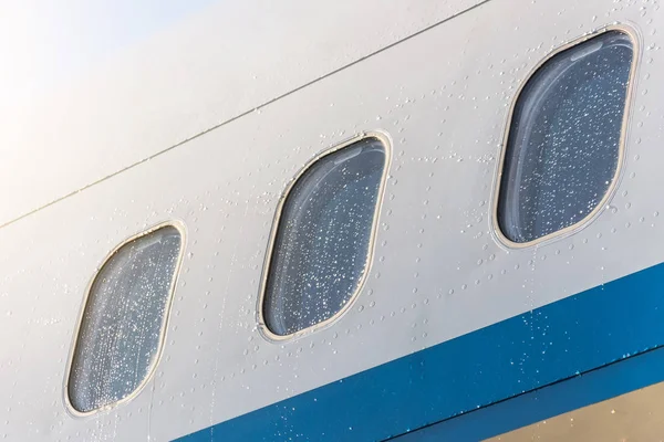 Okénky Letadla Vlhké Počasí Dešťové Kapky Vody Detail — Stock fotografie