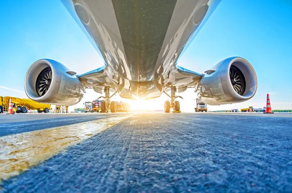 Airplane Parking Lot Airport Apron Bottom View Hdr Engines Fuselage — Stock Photo, Image