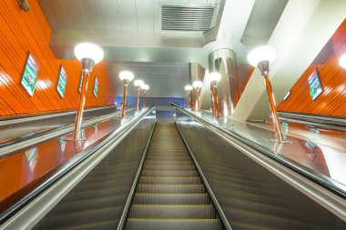 Dekorasyon Salonu, platform ve yeni İstasyonu Metro Begovaya yürüyen merdiven. Saint-Petersburg, Rusya. 03 Haziran 2018