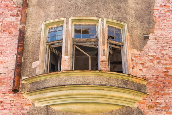 Alte Rote Backsteinmauer Mit Zerstörtem Fenster — Stockfoto