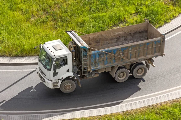 Depósito Caminhão Corpo Para Carga Nas Atrações Estrada Longo Asfalto — Fotografia de Stock