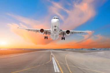 Uçan uçak iniş podyumda akşam geldi