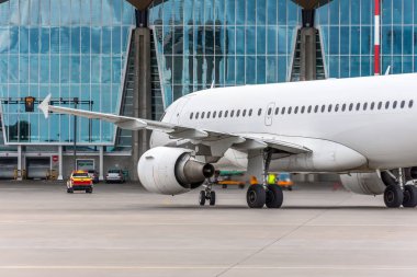 Yolcu uçak terminal arkasında park yerinde yaklaşımlar - beni arabalar izle