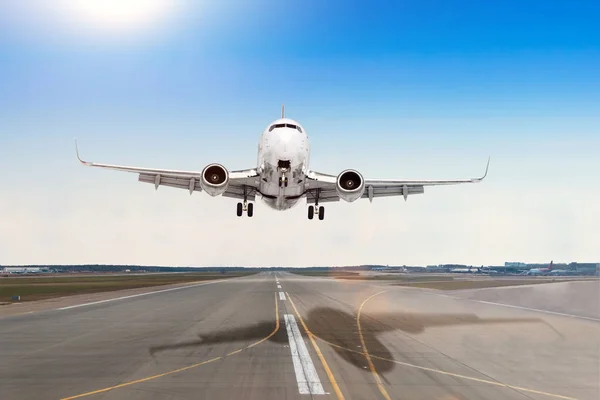 Avión Pasajeros Con Sombra Sobre Asfalto Aterrizando Aeropuerto Pista —  Fotos de Stock