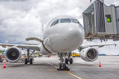 Ticari yolcu uçak Park Havaalanı ile ileri bir burun ve bir yol açın - Önden Görünüm