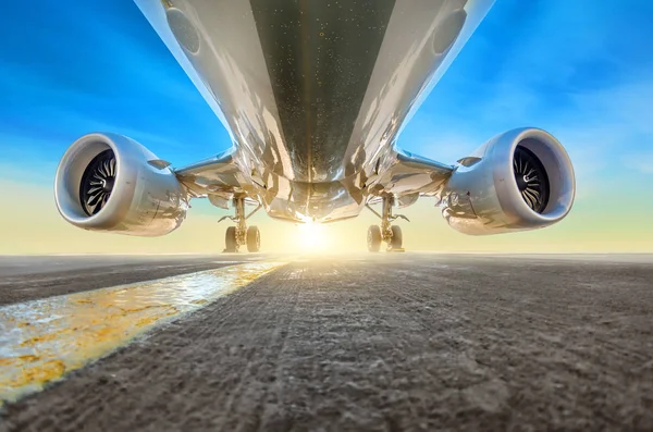 Airplane Parking Lot Airport Apron Bottom View Hdr Engines Fuselage — Stock Photo, Image