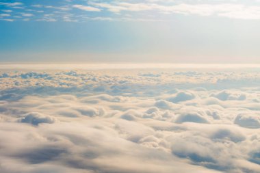 İrtifa kümülüs ve katmanlı stratus bulutlar günbatımı gündoğumu gökyüzünden Panorama