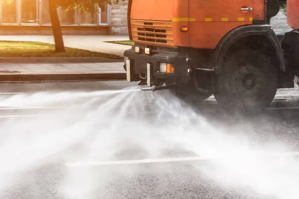 Limpieza Coches Vehículos Especiales Rociar Agua Carretera Asfalto Cerca — Foto de Stock