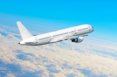 Uzak yukarıda gökyüzü yüksek yükseklik için uçan uçak